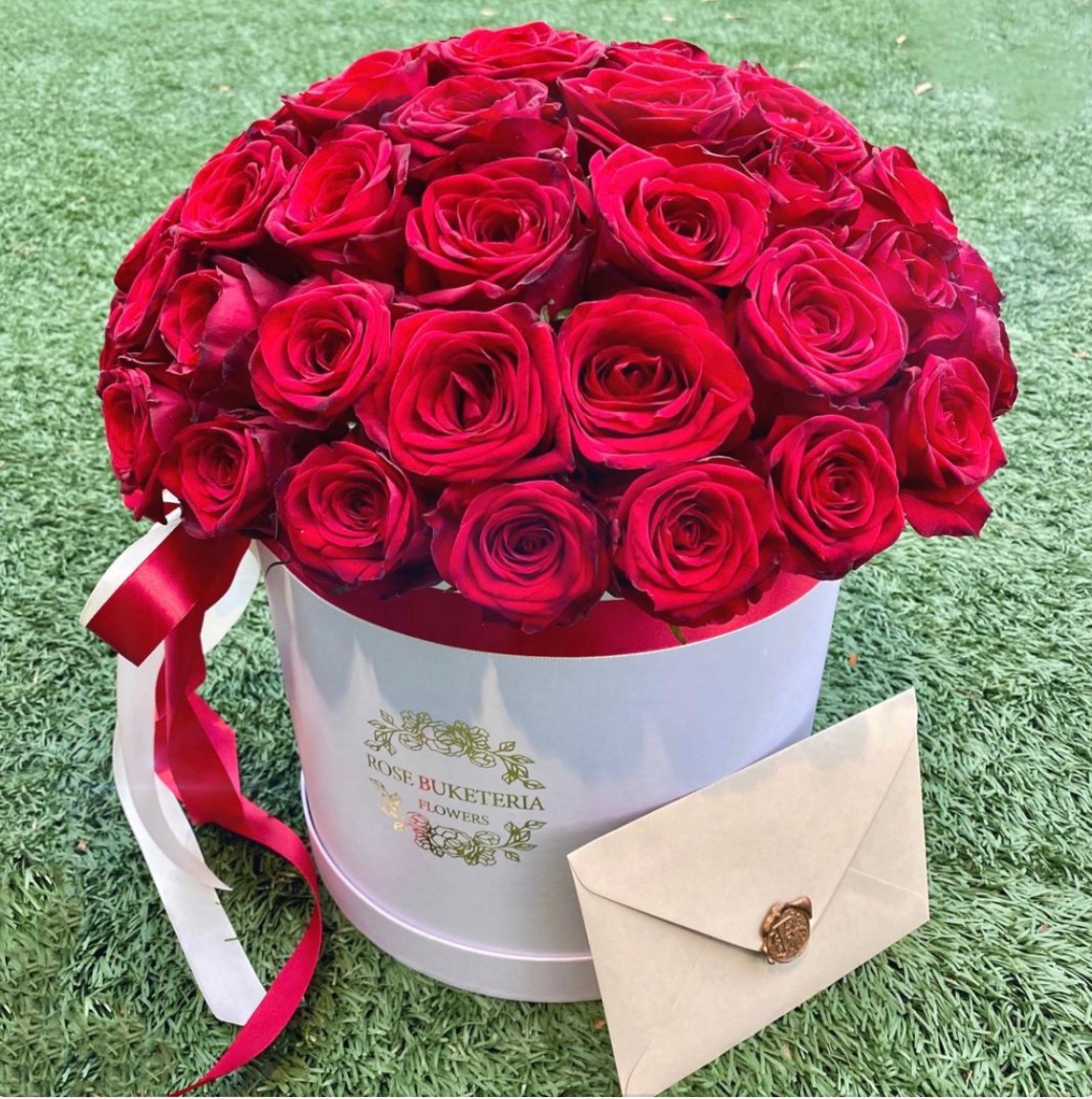 59 Красных роз в шляпной коробке М «Гармония чувств»