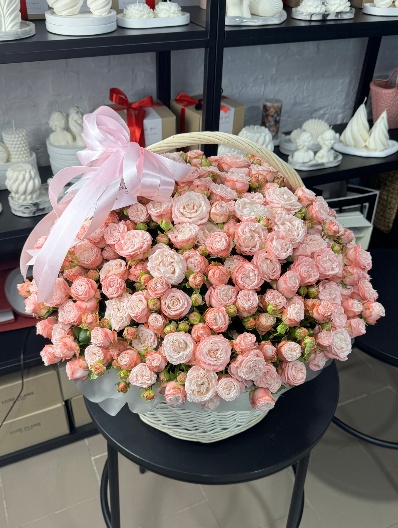 55 веток пионовидных, кустовых розы в корзине XL «Микс»