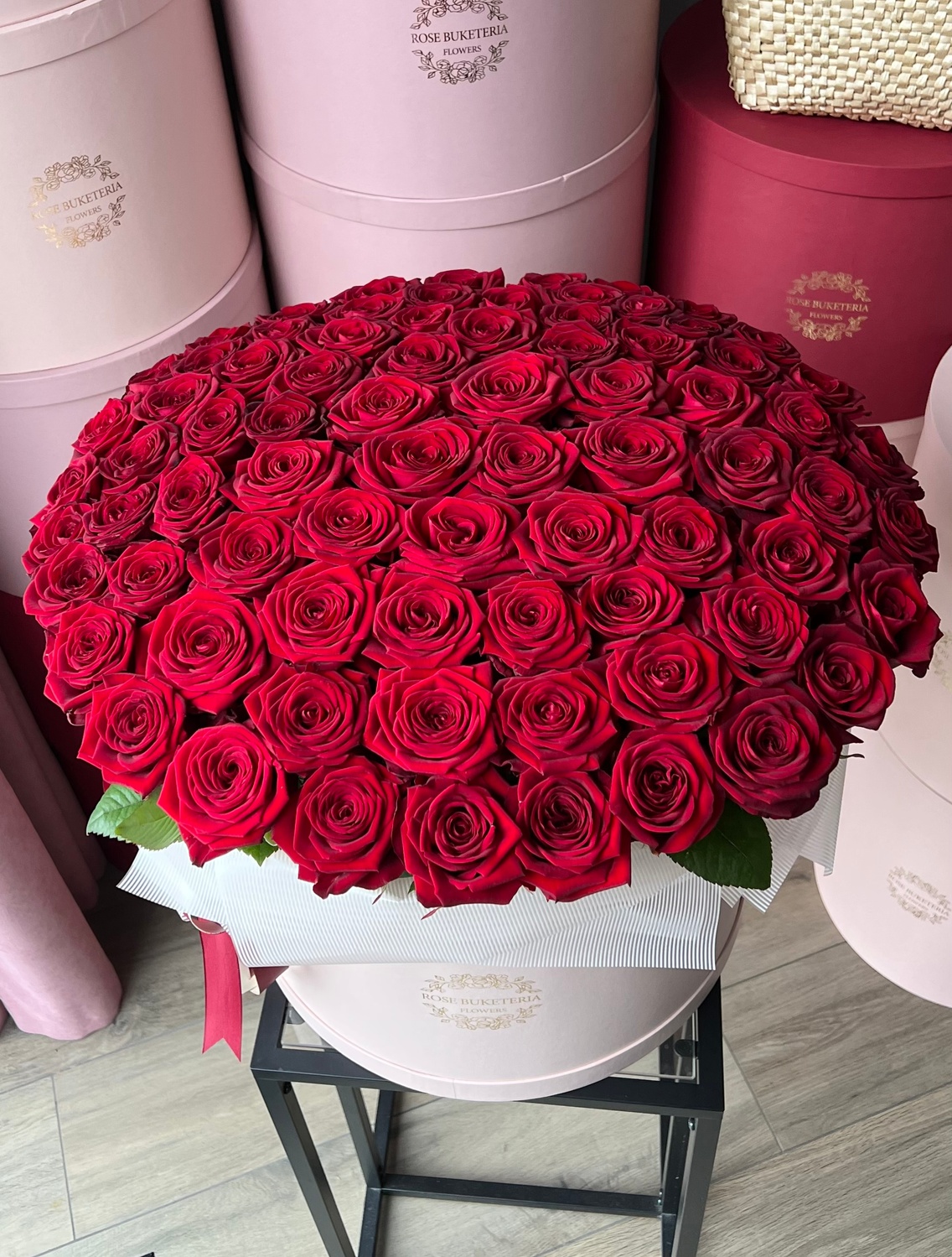 79 Червоних троянд в шляпній коробці XL