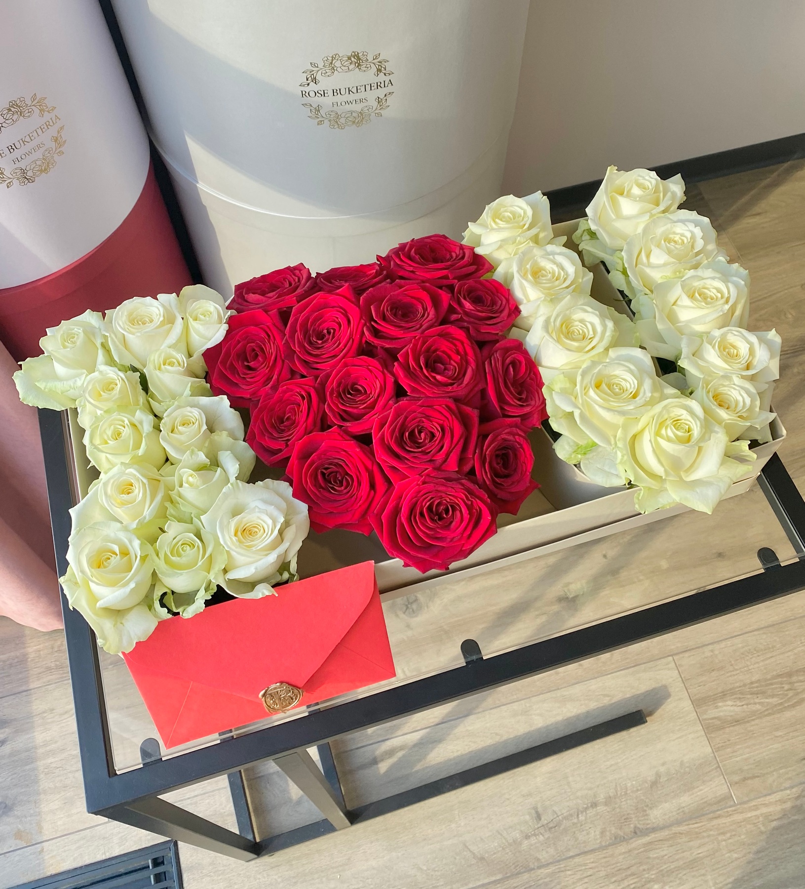 39 червоних, білих троянд в композиції «I❤️U»