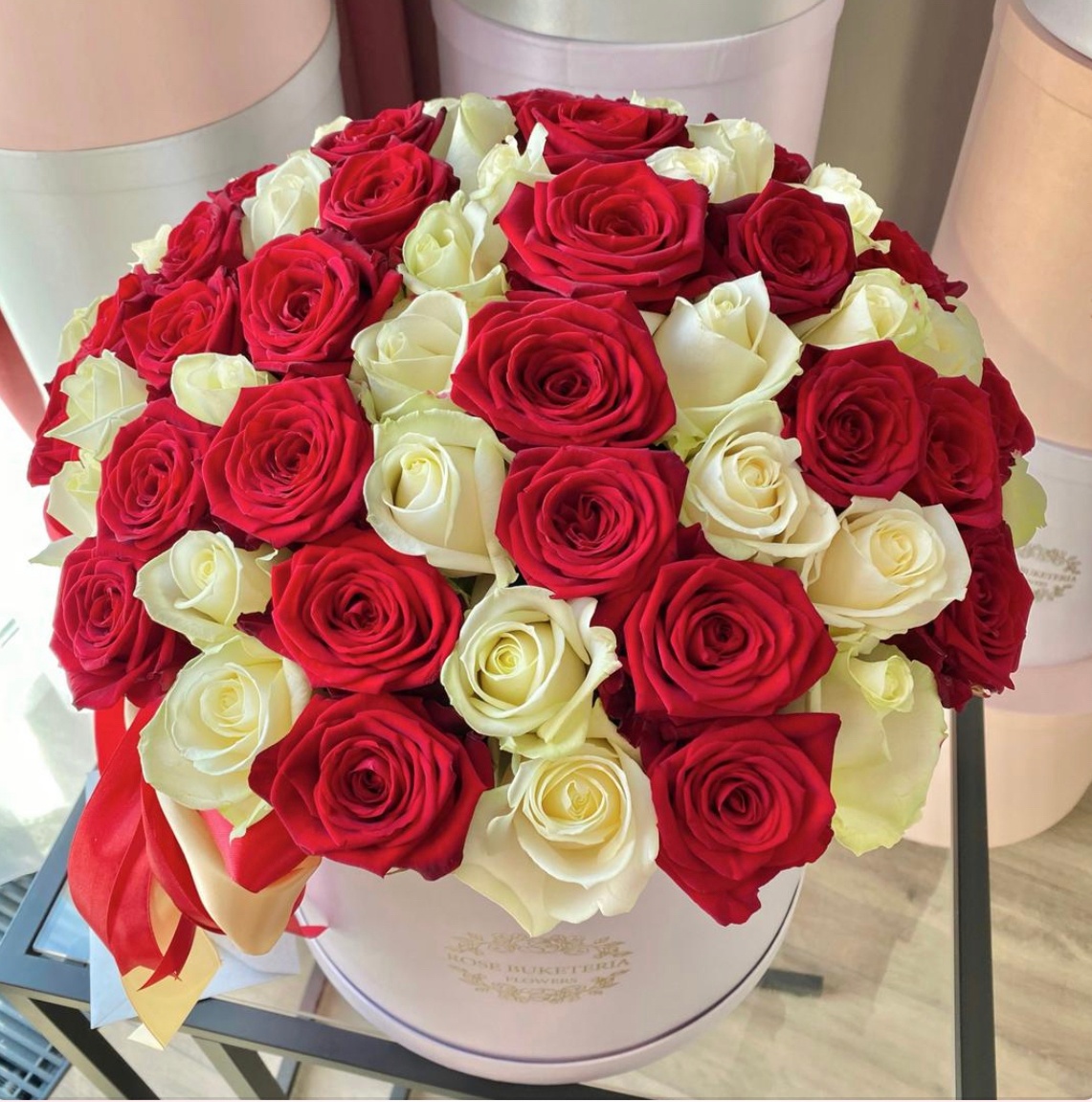 79 Білих, червоних троянд в шляпній коробці L "Незабутні моменти"