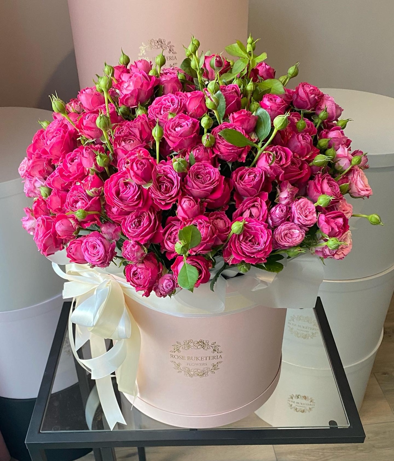 39 Кустовых роз в шляпной коробке L «Малиновая мечта»