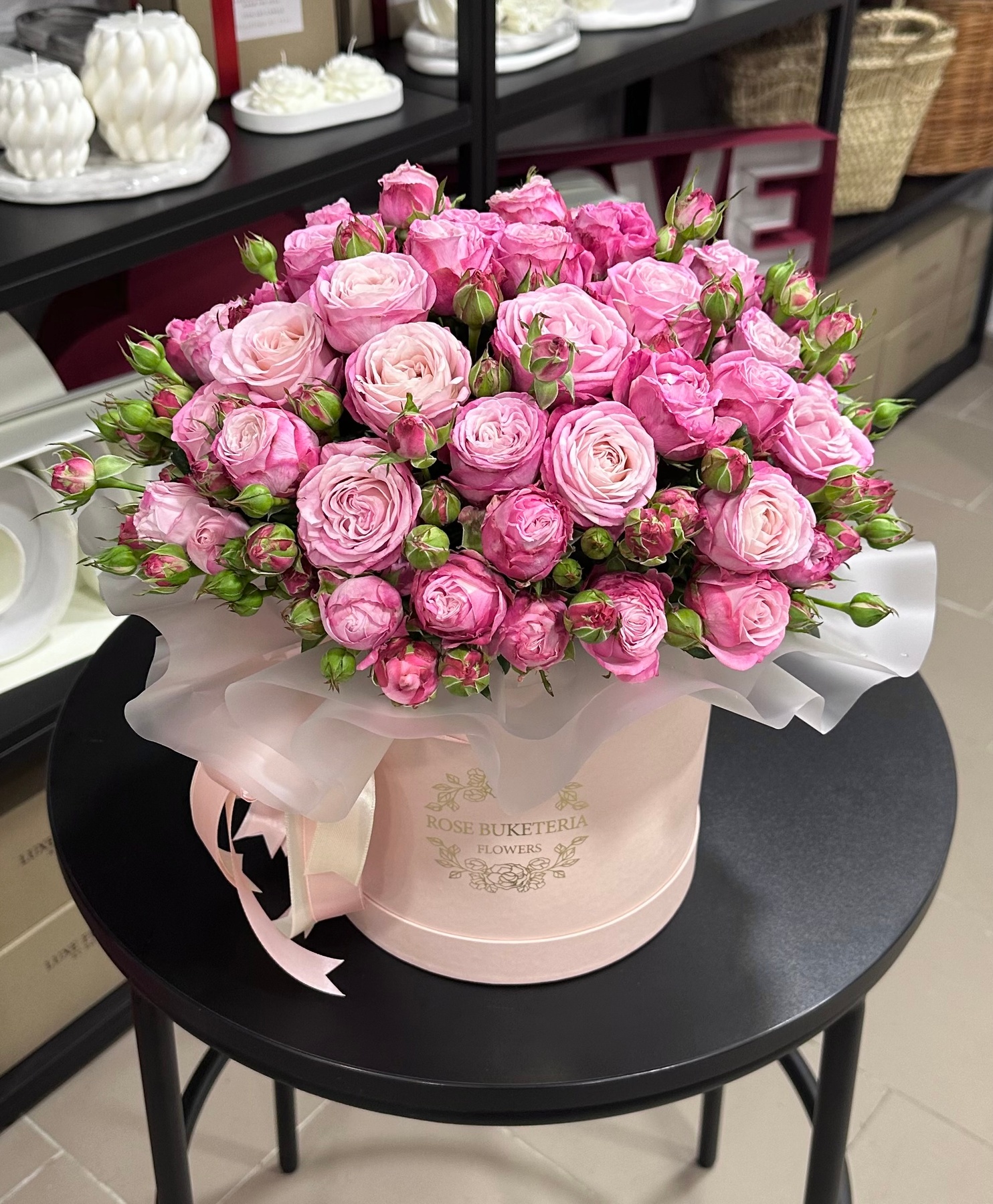 Розовые кустовые розы в шляпной коробке S «Яскравий»