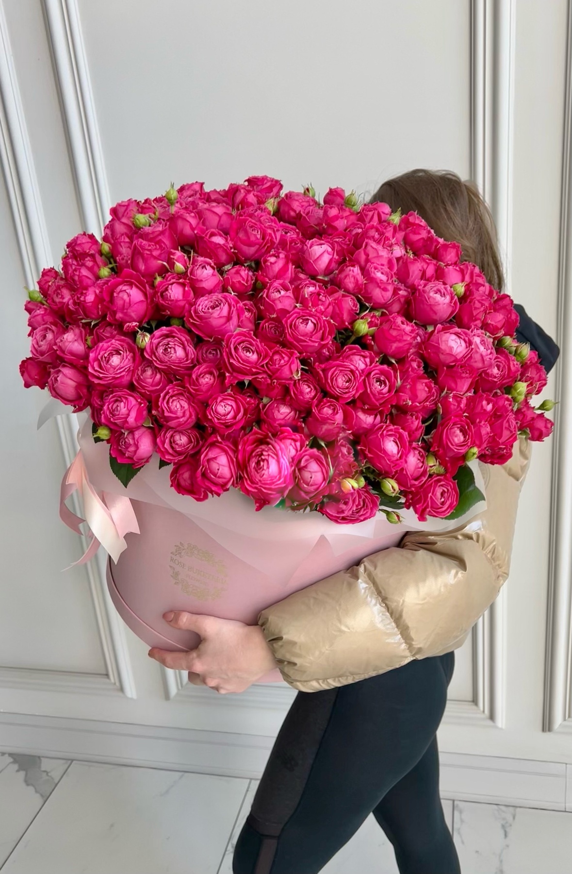 79 Гілок кущових троянди в коробці XL «Марвилоус»
