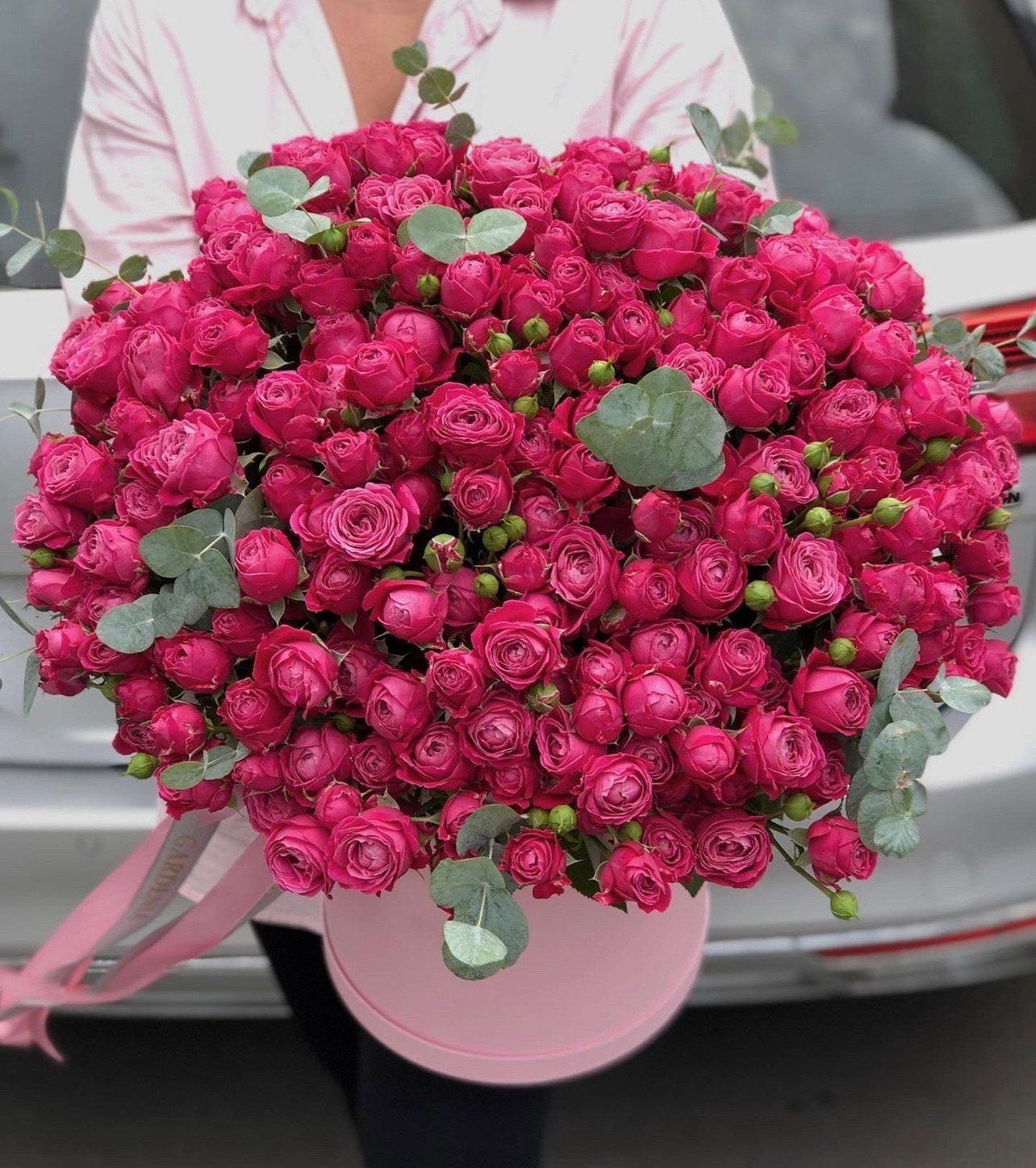 59 Кущових троянд в шляпній коробці L «Малиновий гігант»