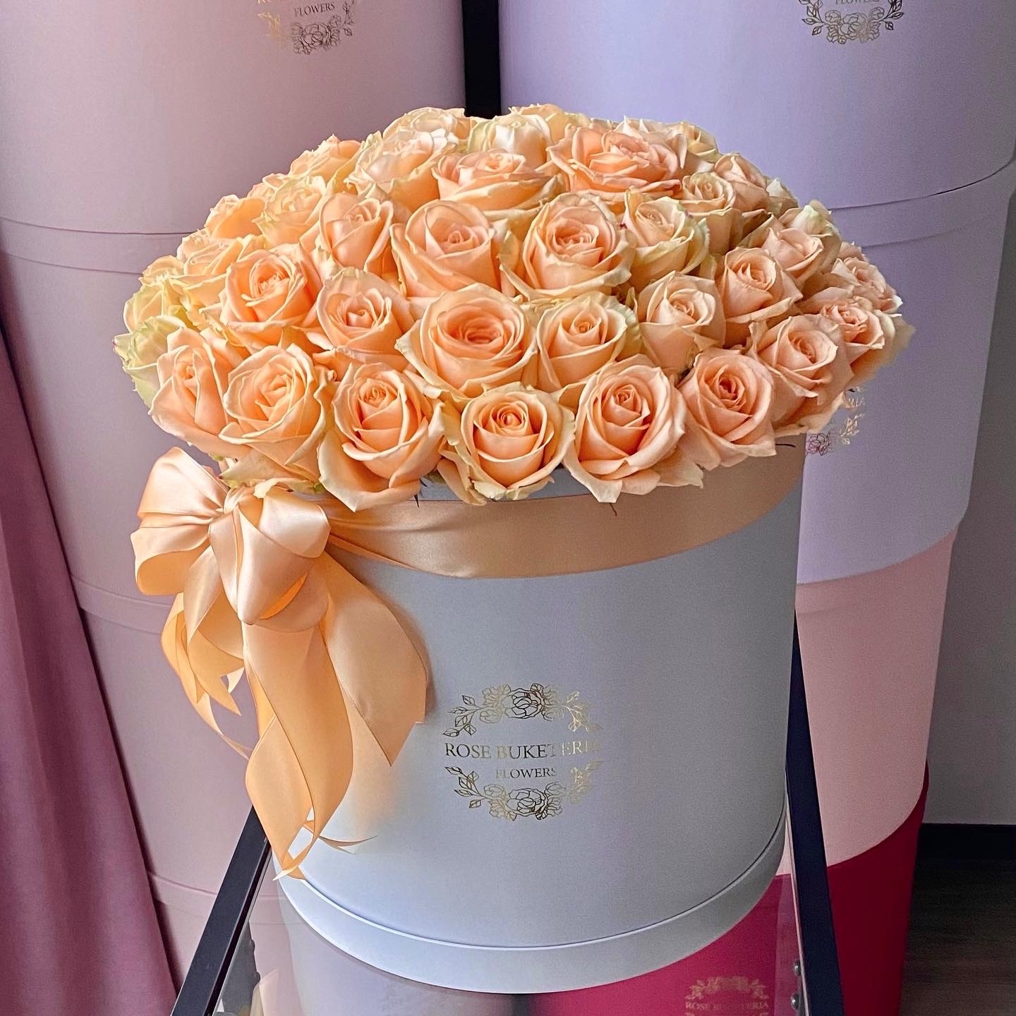 59 Персиковых роз в шляпной коробке L "Невероятный аромат", 59 роз, L