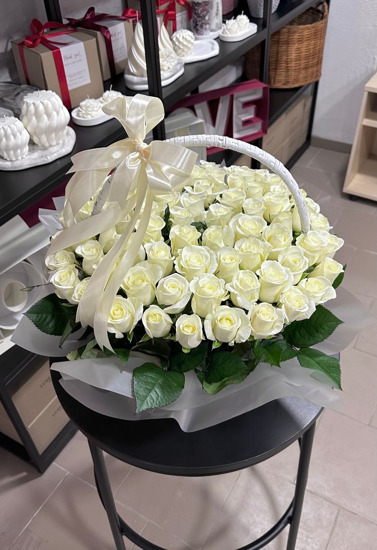 59 Білих троянд в корзині L