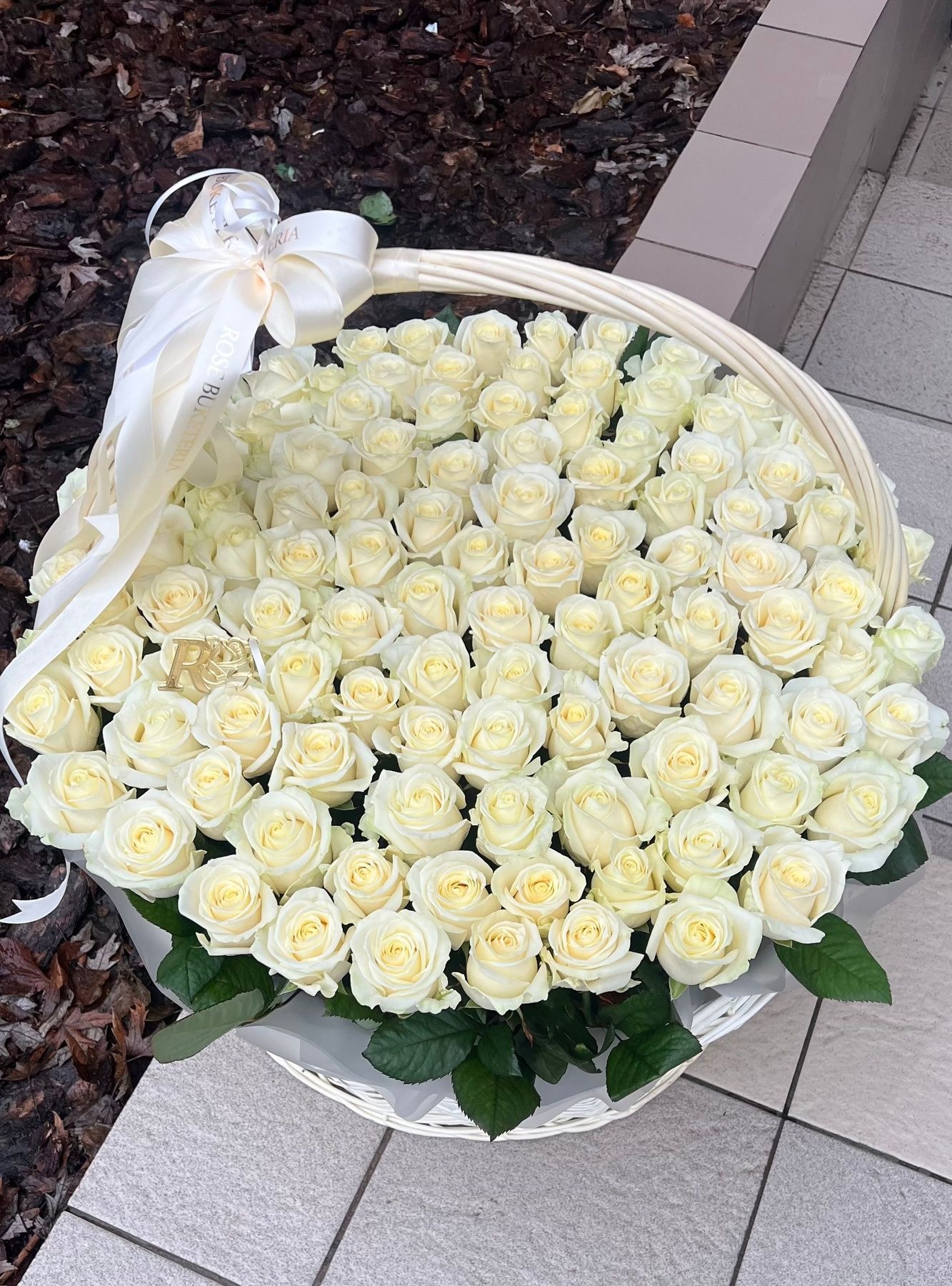 101 Біла троянда в корзині XL &laquo;Мить для неї&raquo;