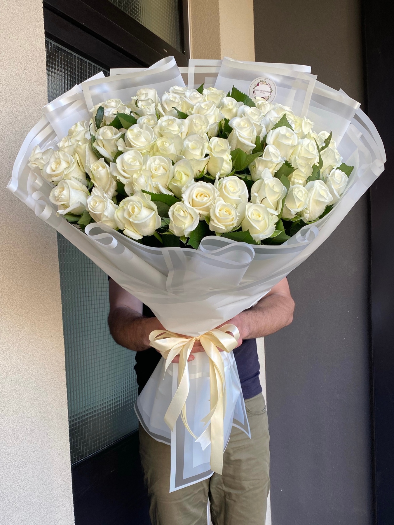 59 Білих троянд , 80 см «Білосніжний букет»