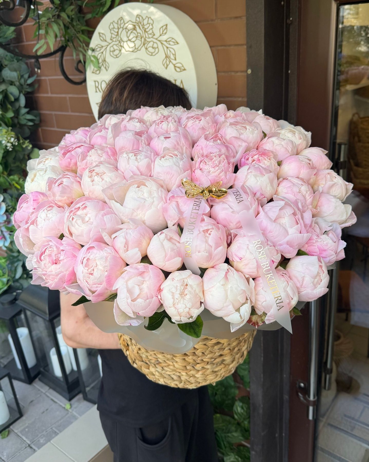 51 Ніжно-рожевих півоній в корзині XL (Gardenia)