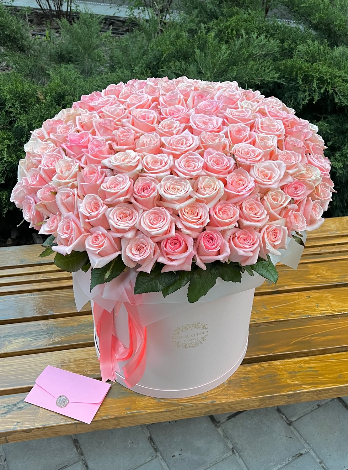 139 Нежно-розовых роз в шляпной коробке XXL “Незабываемый»