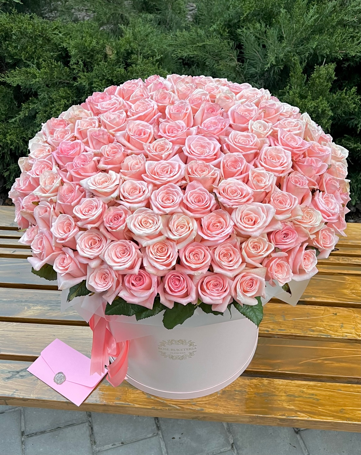 139 Нежно-розовых роз в шляпной коробке XXL “Незабываемый»