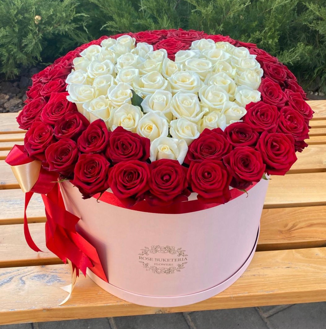 119 Красная, белая роза в шляпной коробке XL "Белое сердце"