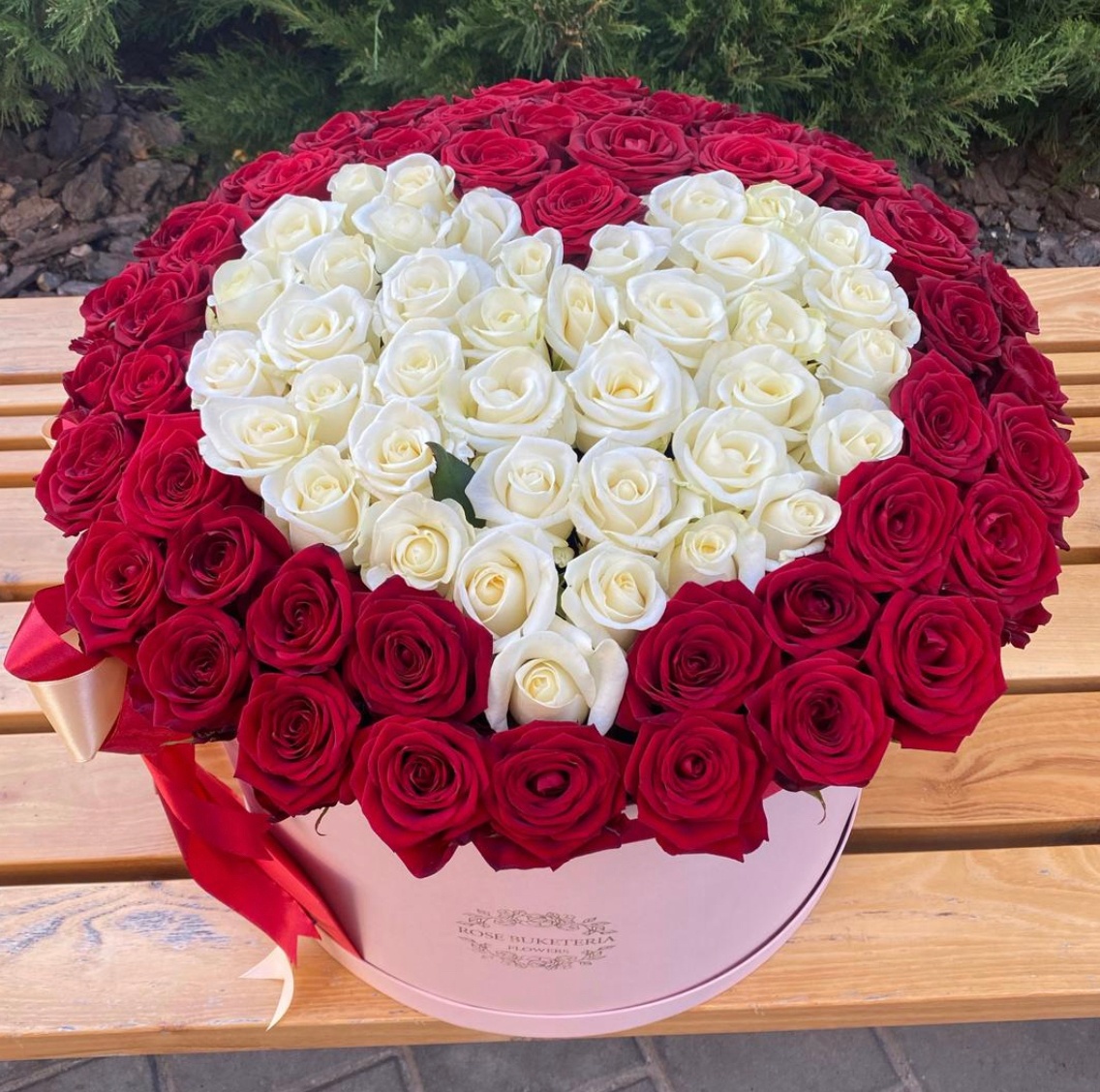 119 Червона, біла троянда в шляпній коробці XL «Біле сердце»