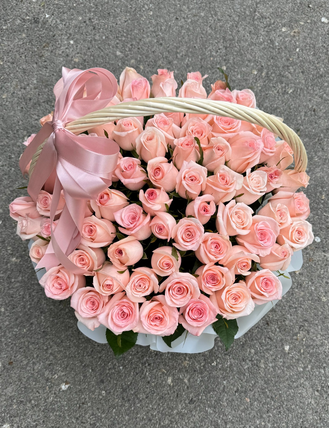 79 Нежно-розовых роз в корзине XL