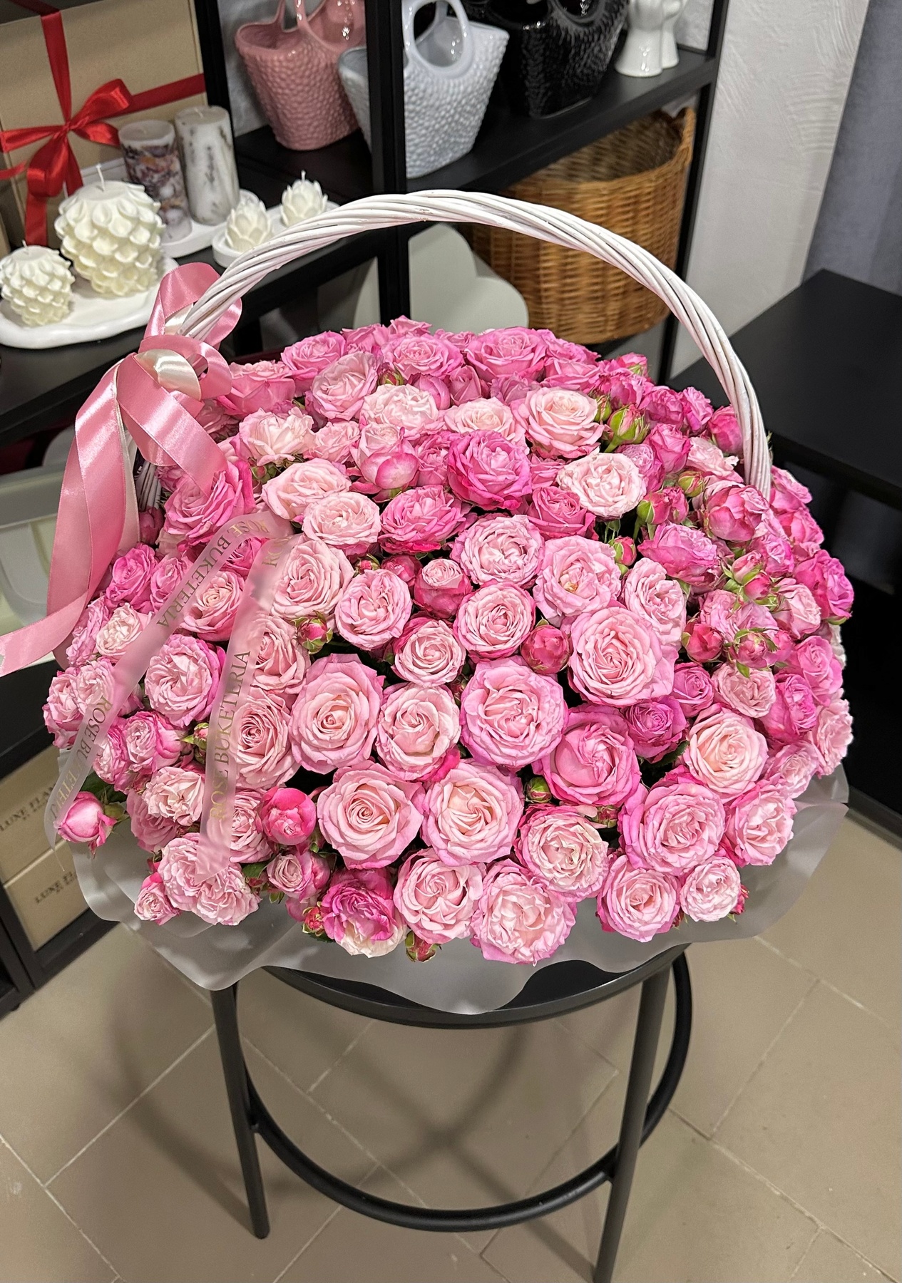 65 гілок піоновидних, кущових троянд в корзині XL «Леді Бомбастік»