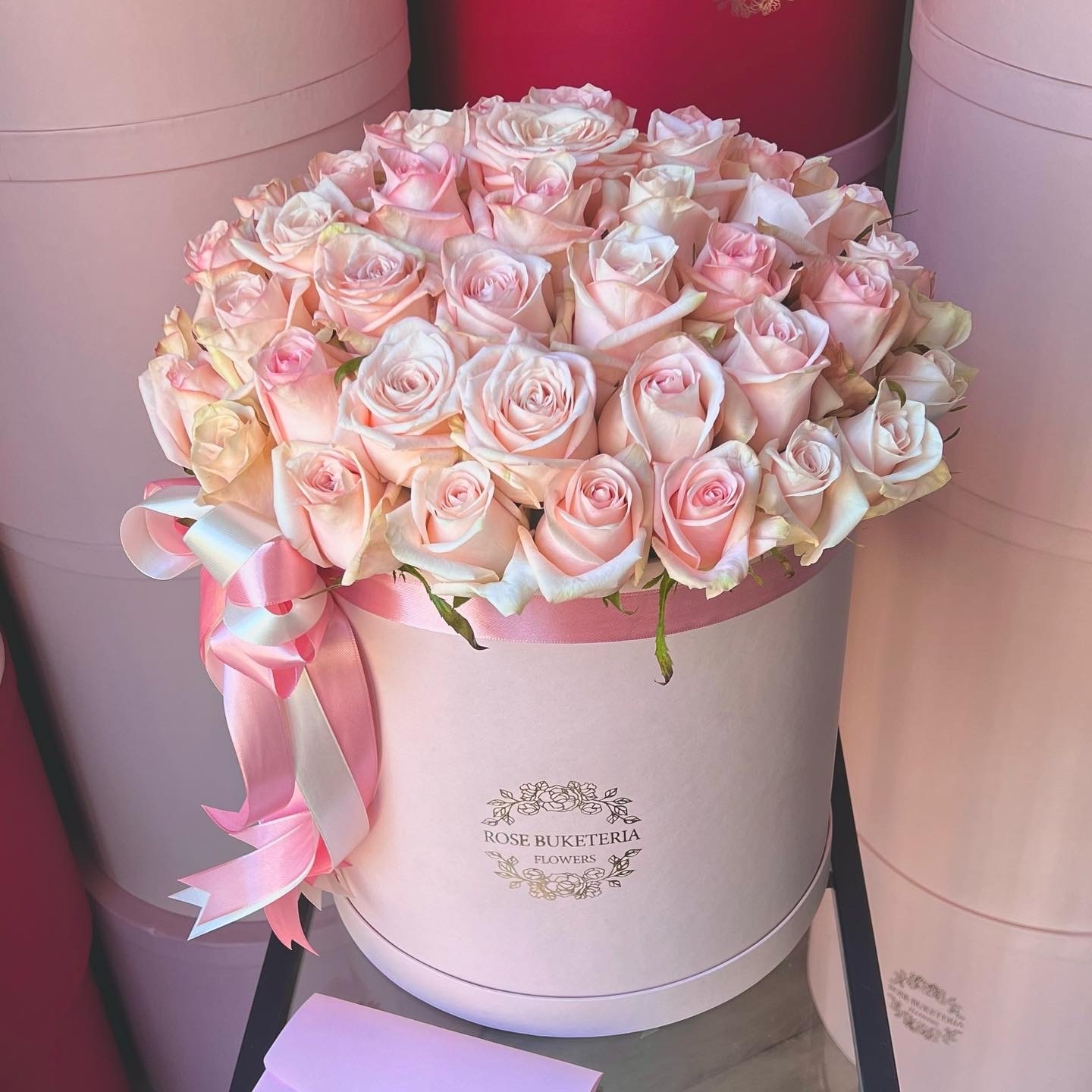 59 Ніжно-рожевих троянд в шляпній коробці L «Чарівність»