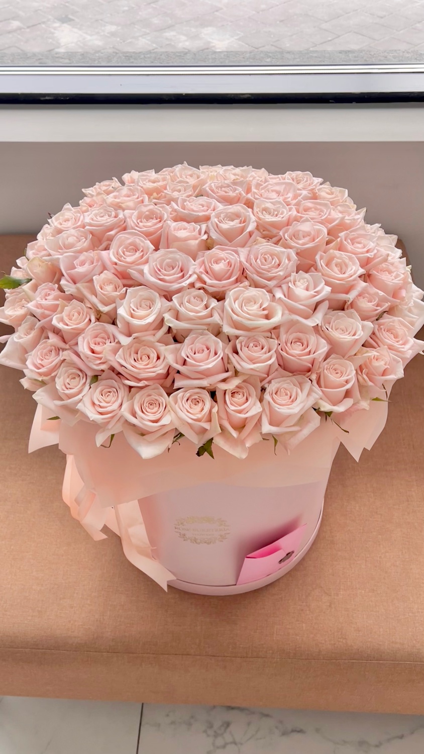 101 Нежно-розовая роза в шляпной коробке XXL “Буря эмоций»