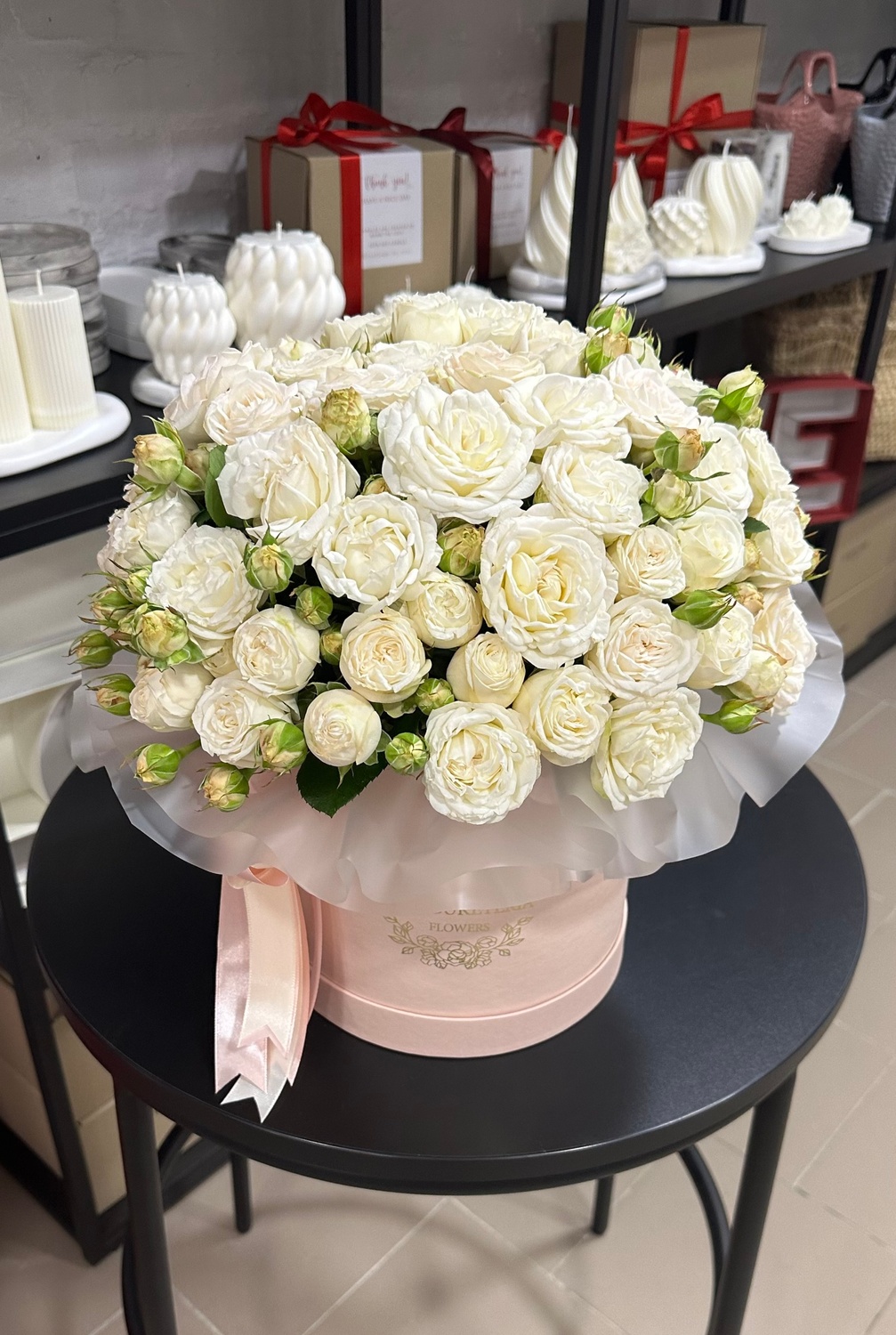 Белые кустовые розы в шляпной коробке S «Белоснежный»