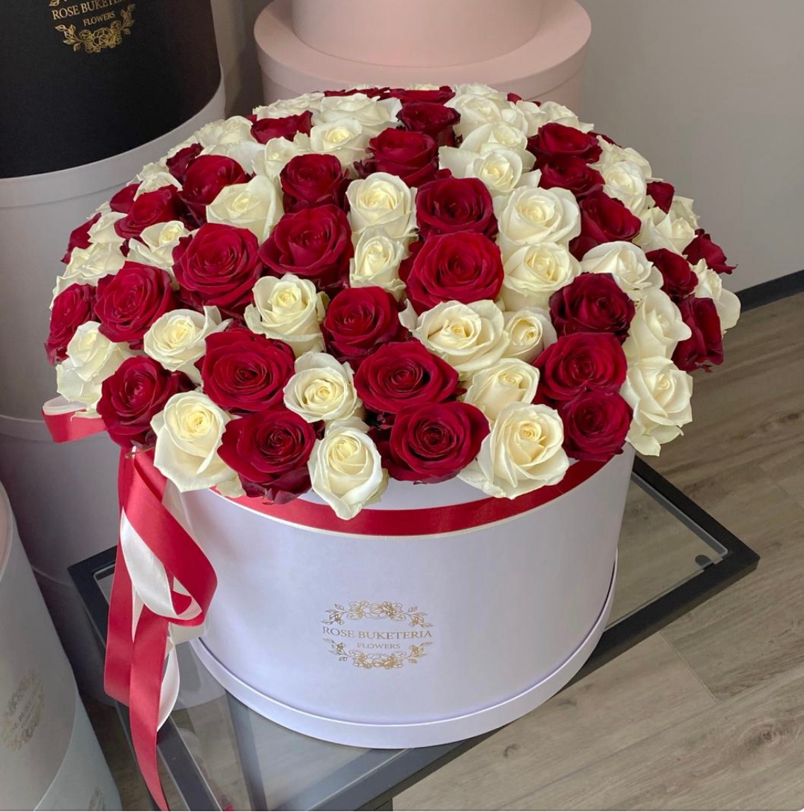 101 Біла, червона троянда в шляпній коробці XL «Незабутній подарунок»