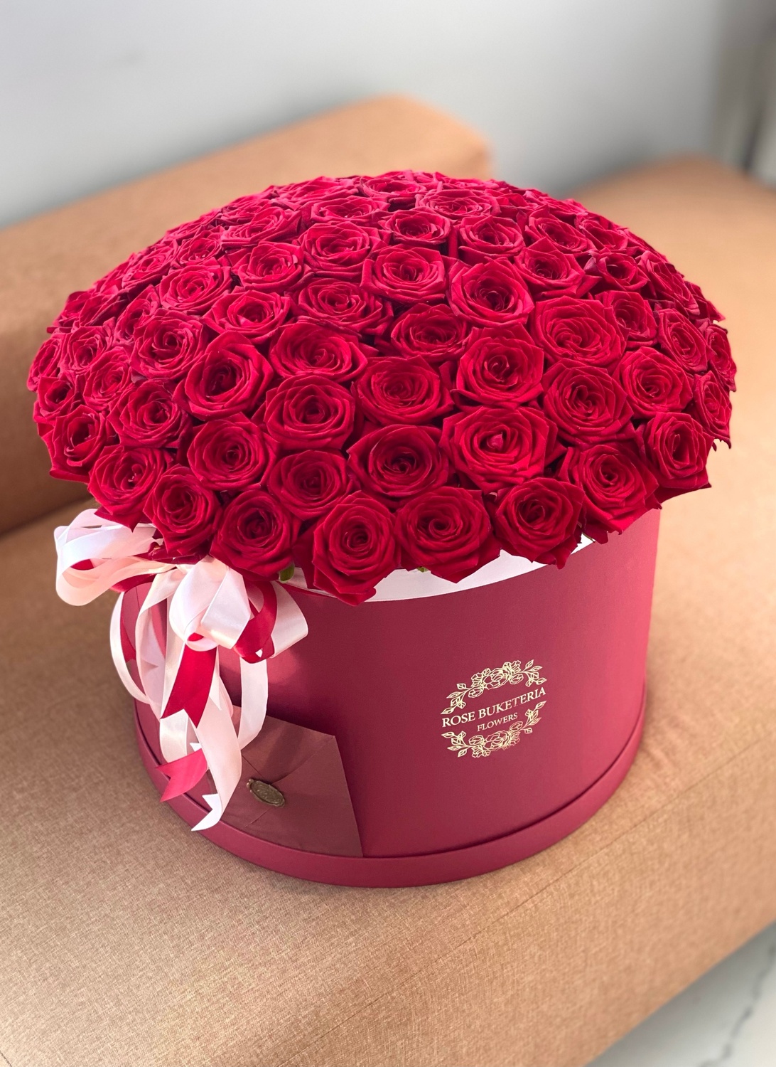 101 Красная роза в шляпной коробке XL "Незабываемый день"