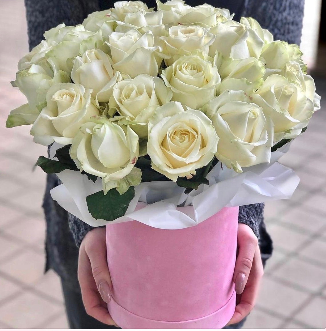 19 Білих троянд в шляпній коробці S «Білосніжний комплімент»