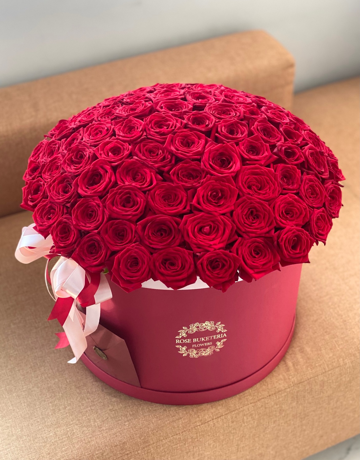 101 Красная роза в шляпной коробке XL "Незабываемый день"