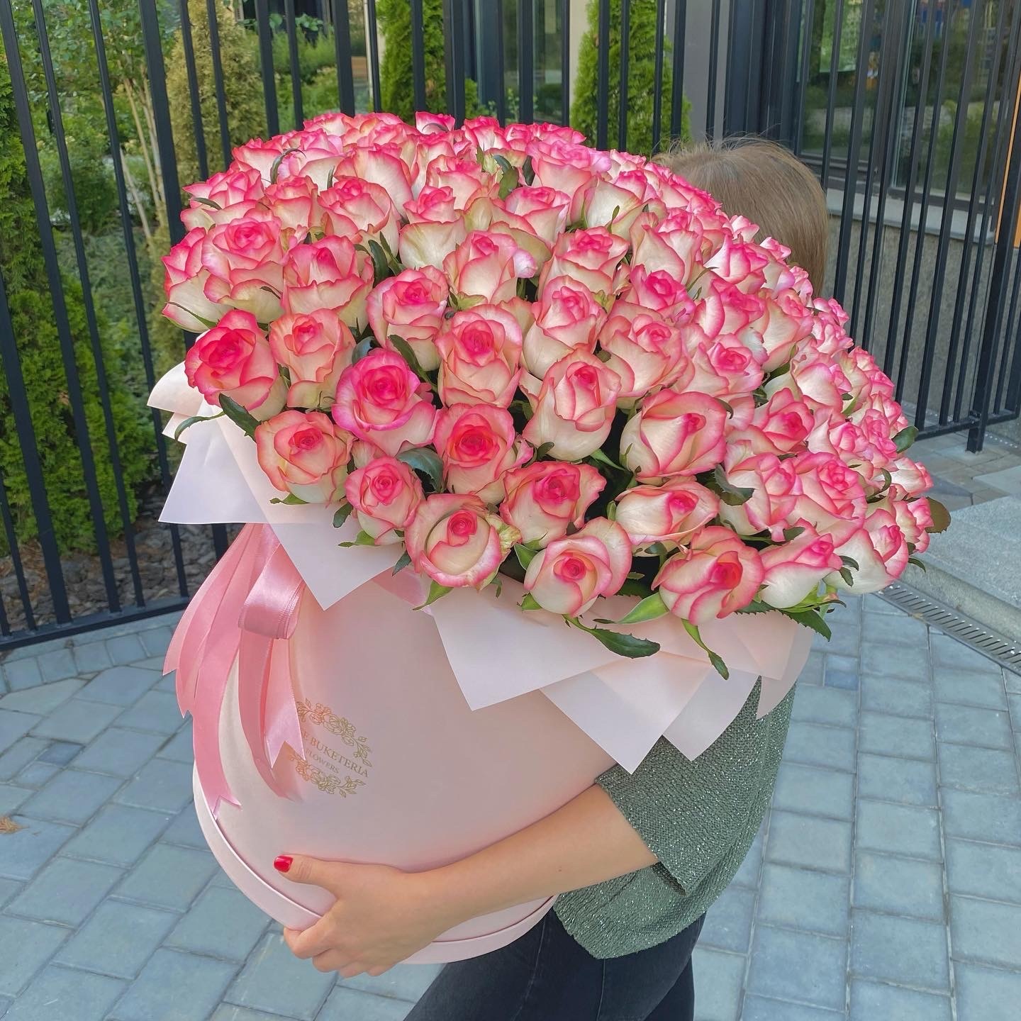 101 Троянда Джумілія в шляпній коробці XXL "Ароматний день"