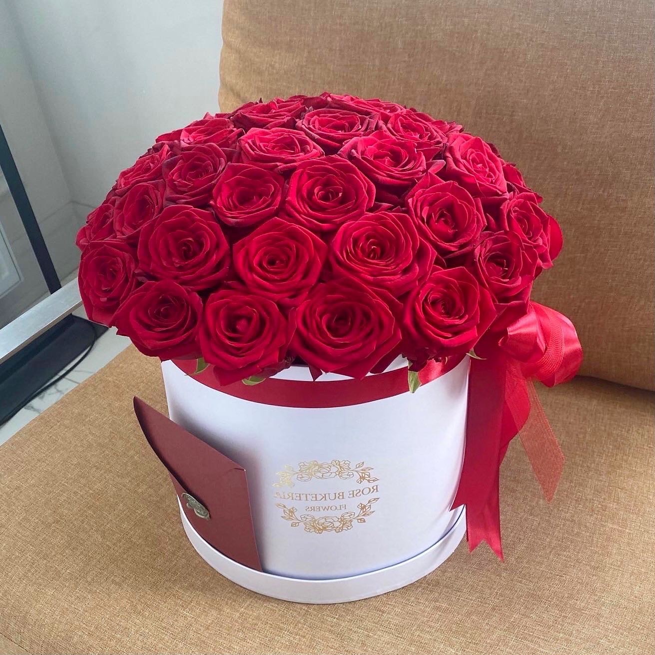 39 Червоних троянд в шляпній коробці M «Пишний бутон»