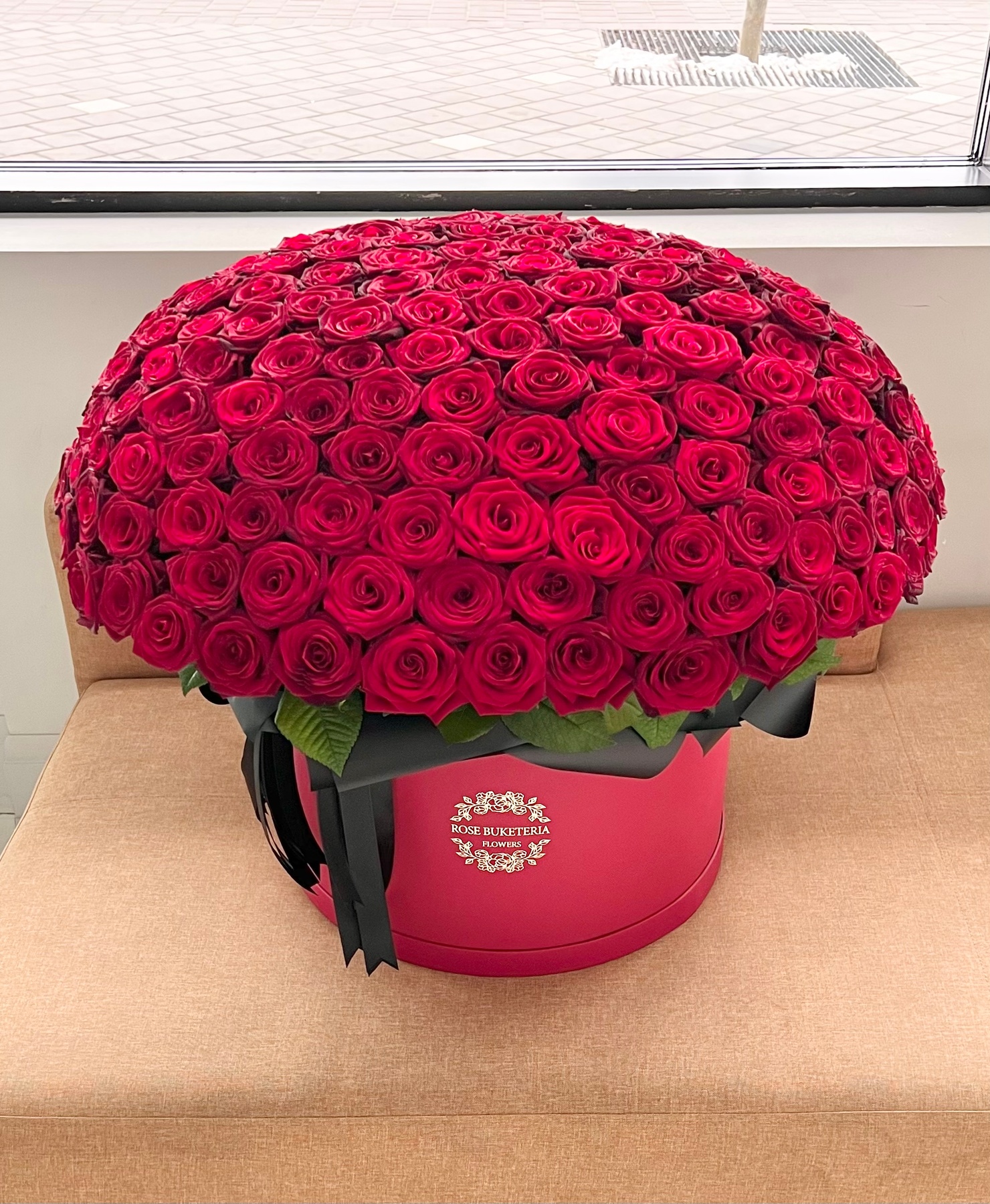 201 Красная роза в шляпной коробке XL "Незабываемый сюрприз"