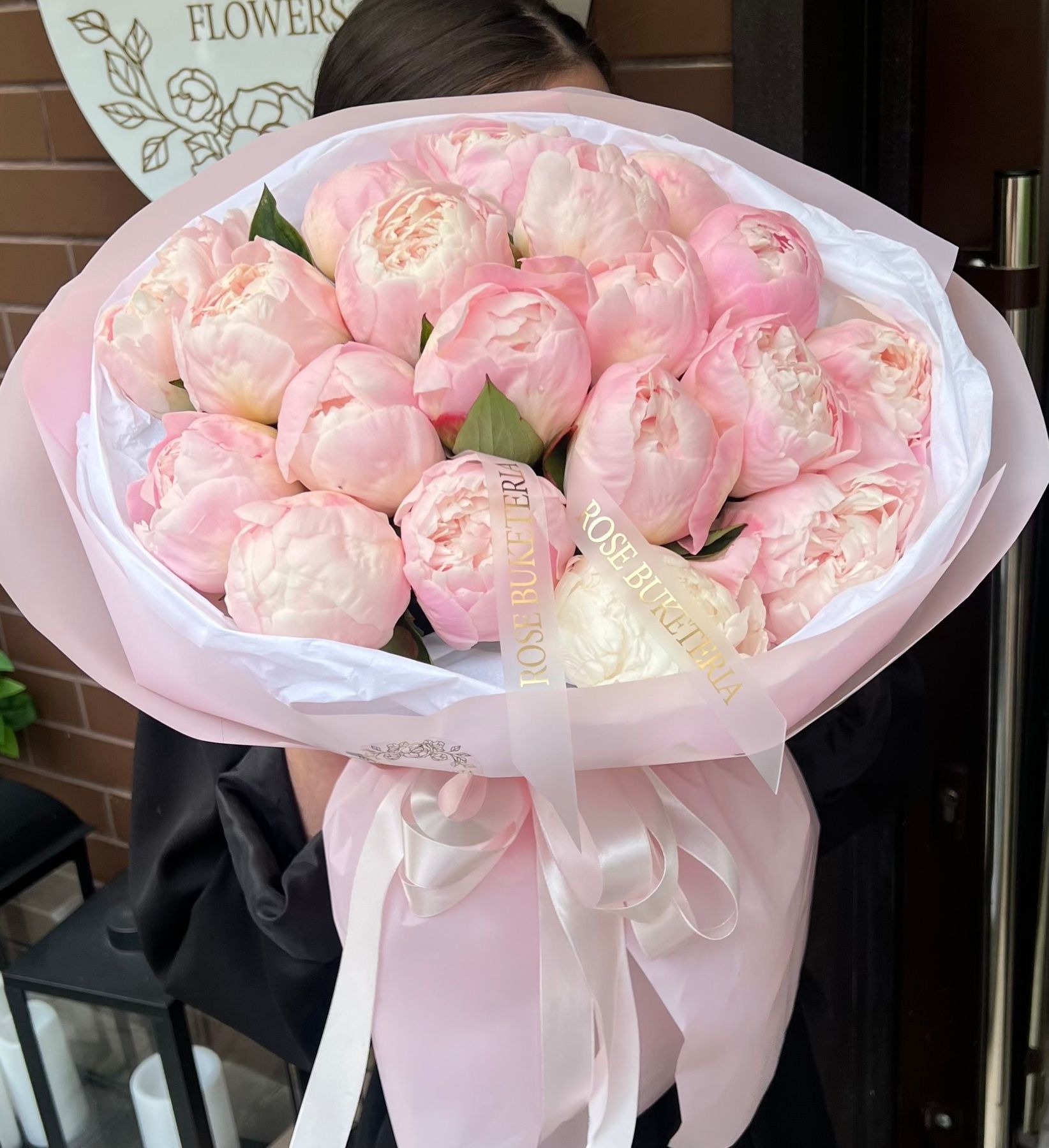 19 Ніжно-рожевих півоній в букеті (Gardenia)