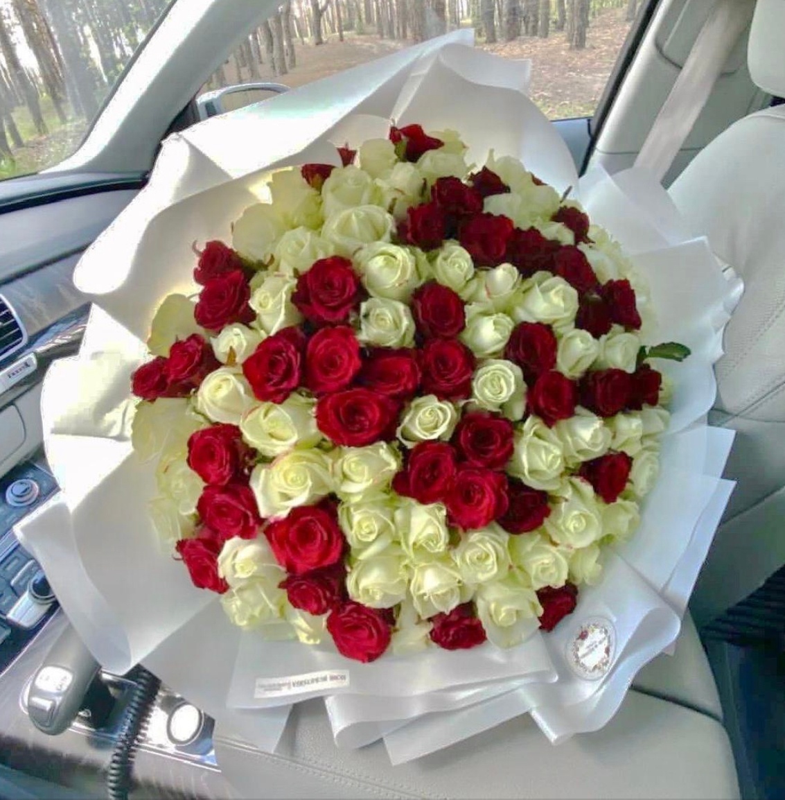 101 Красная, белая роза микс, 70 см "Топ"