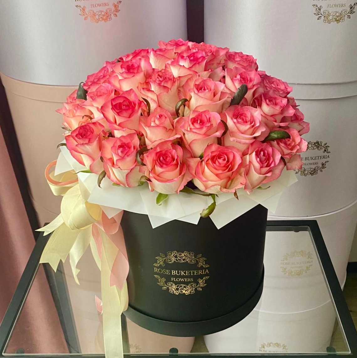 39 Троянд Джумілія в шляпній коробці M "Довгоочікувана зустріч"