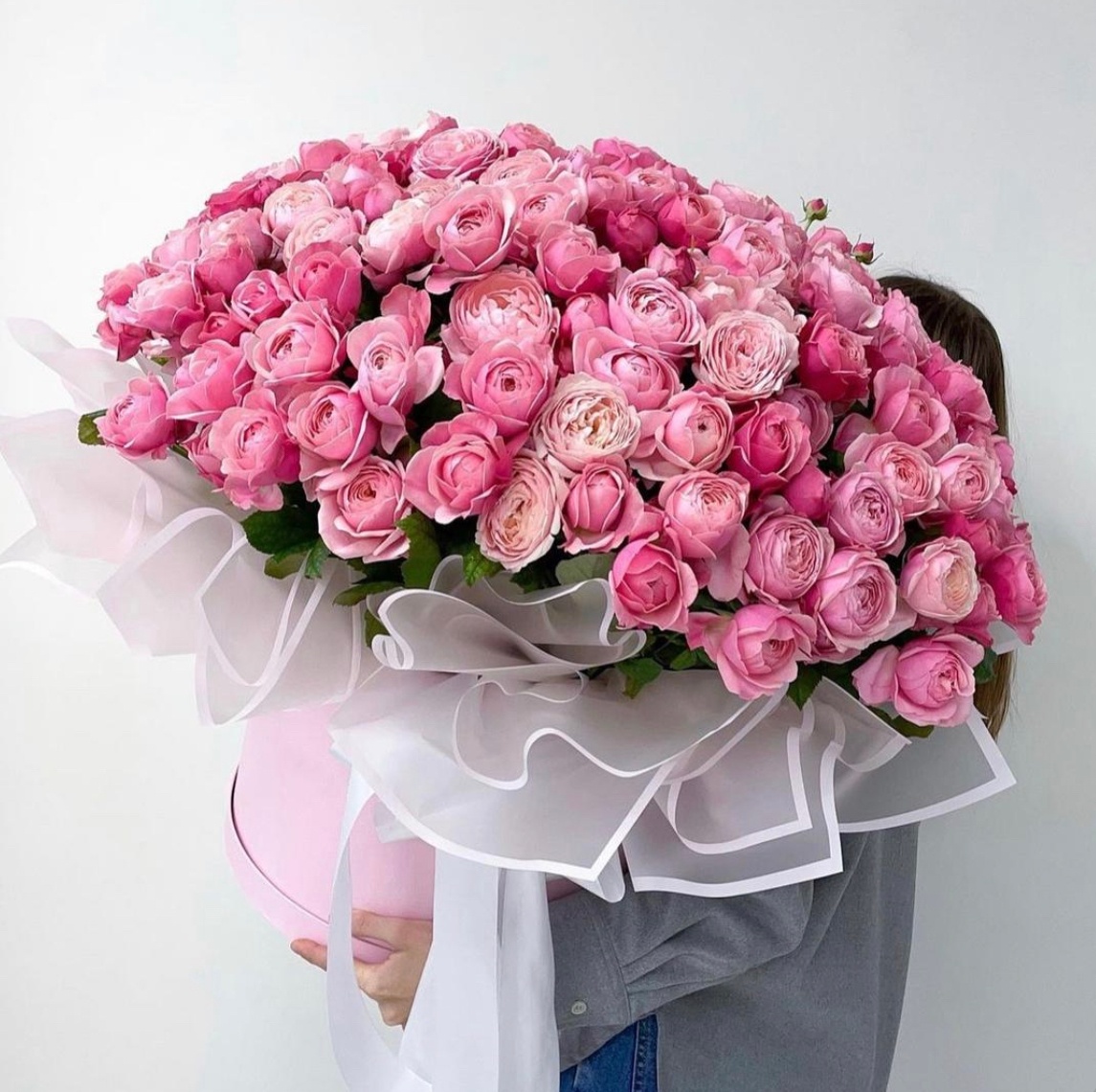 Кустовые розы в шляпной коробке XL «Сильва пинк»