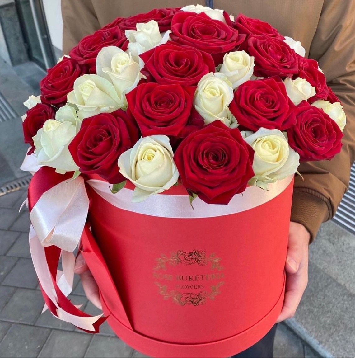 39 Троянд червоних, білих в шляпній коробці M «Класичний тандем»