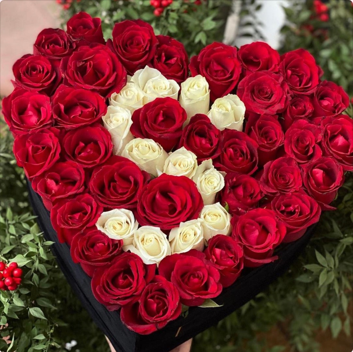 39 - 45 Красных роз в шляпной коробке М "Буква"
