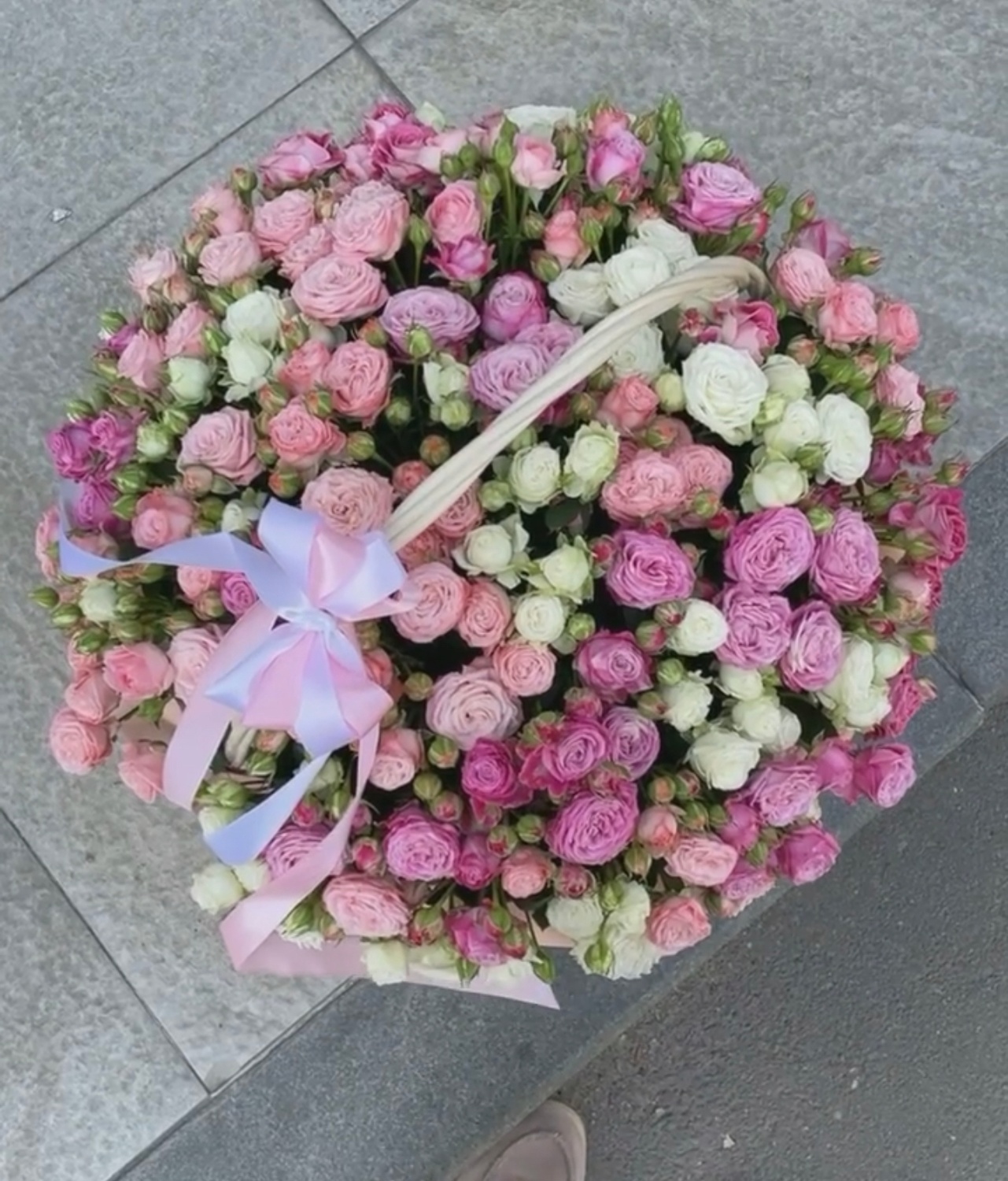 55 Гілок пионовидных, кустовых роз в корзине XL «Яркий микс»