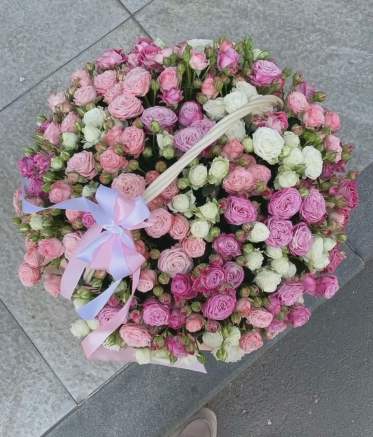 55 Гілок пионовидных, кустовых роз в корзине XL «Яркий микс»