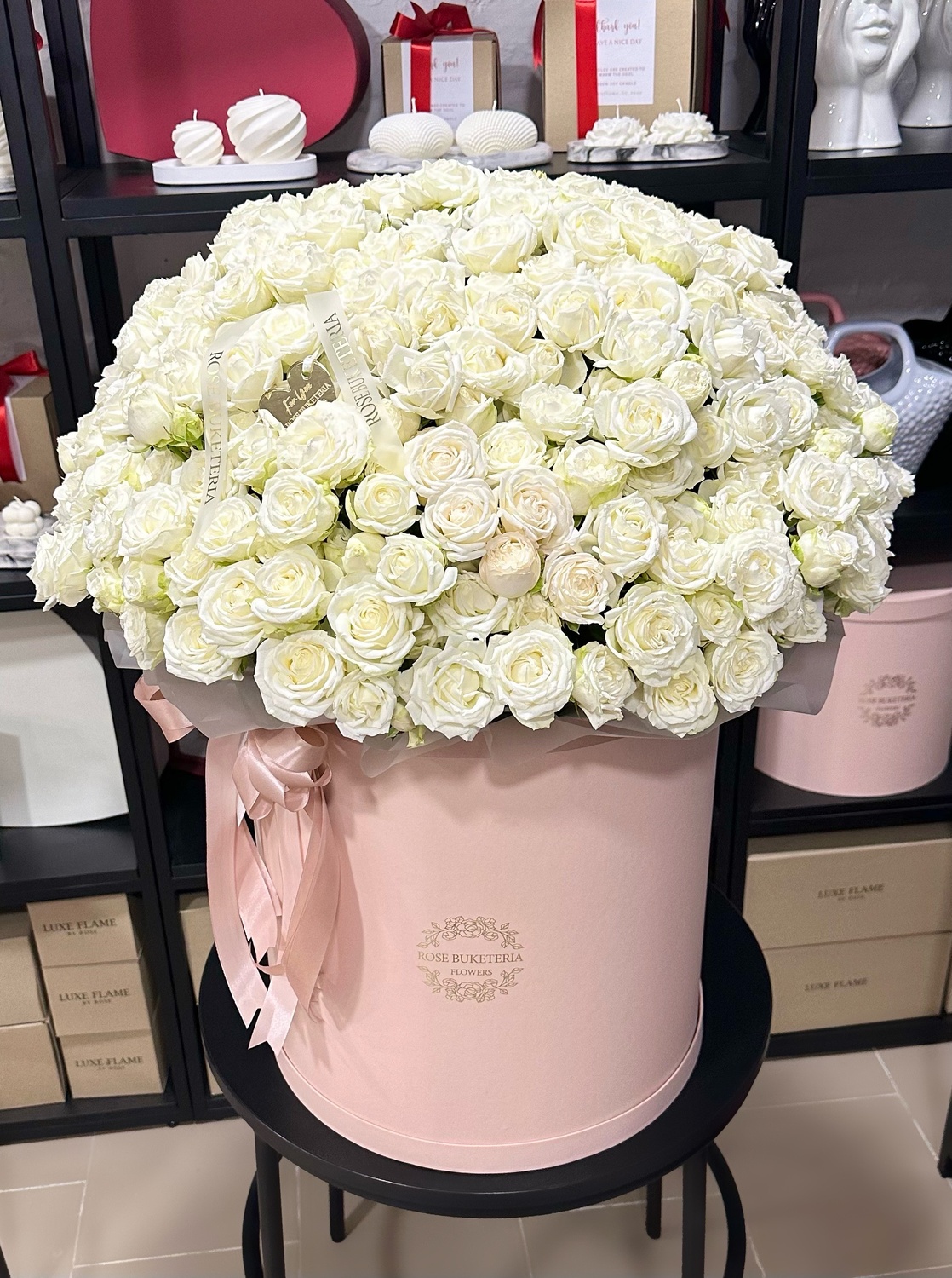 101 Гілочка білих кущових троянд в шляпній коробці XXL "Символ кохання"