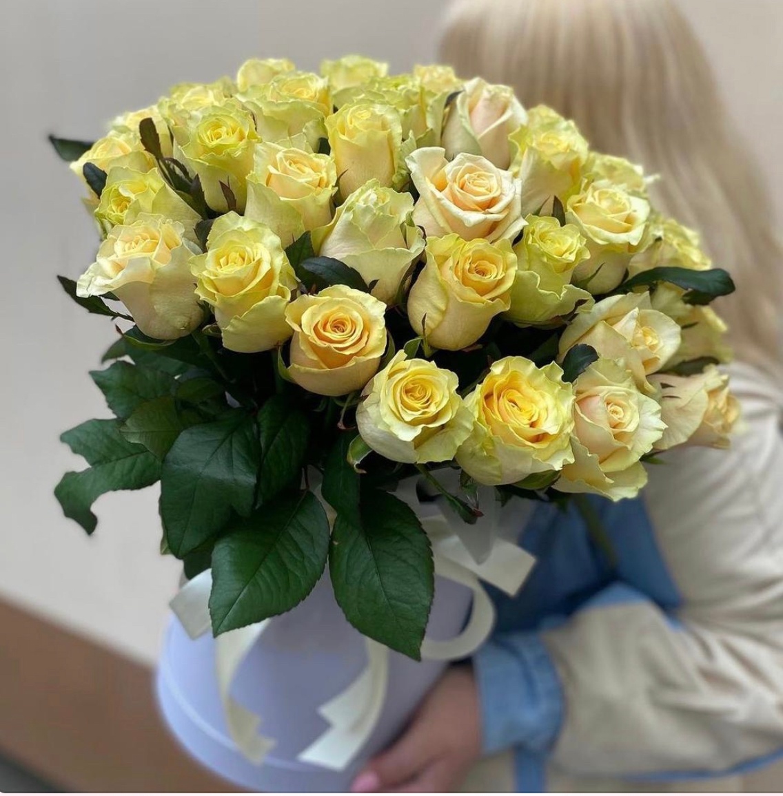 39 Желтых роз в шляпной коробке М "Цветок яркой любви"