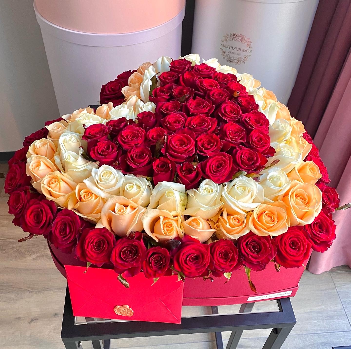 101 Троянда мікс в шляпній коробці XL «Сердце»