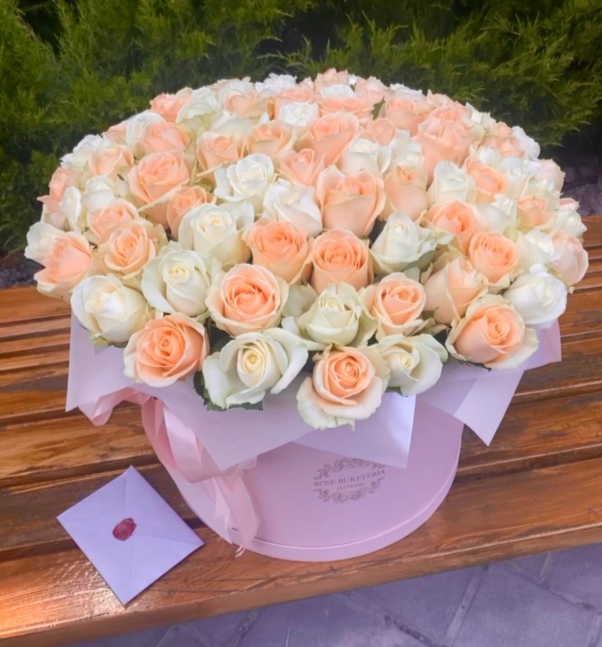 101 Белая, персиковая роза в шляпной коробке XL «Яркий сюрприз»