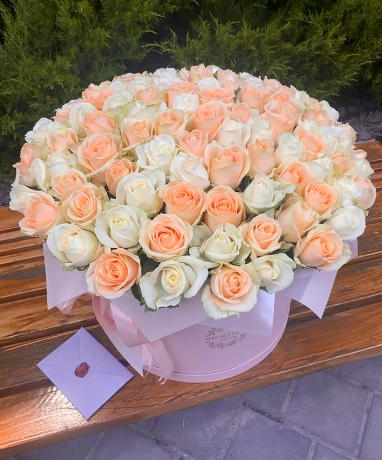 101 Біла, персикова троянда в шляпній коробці XL «Яскравий сюрприз»
