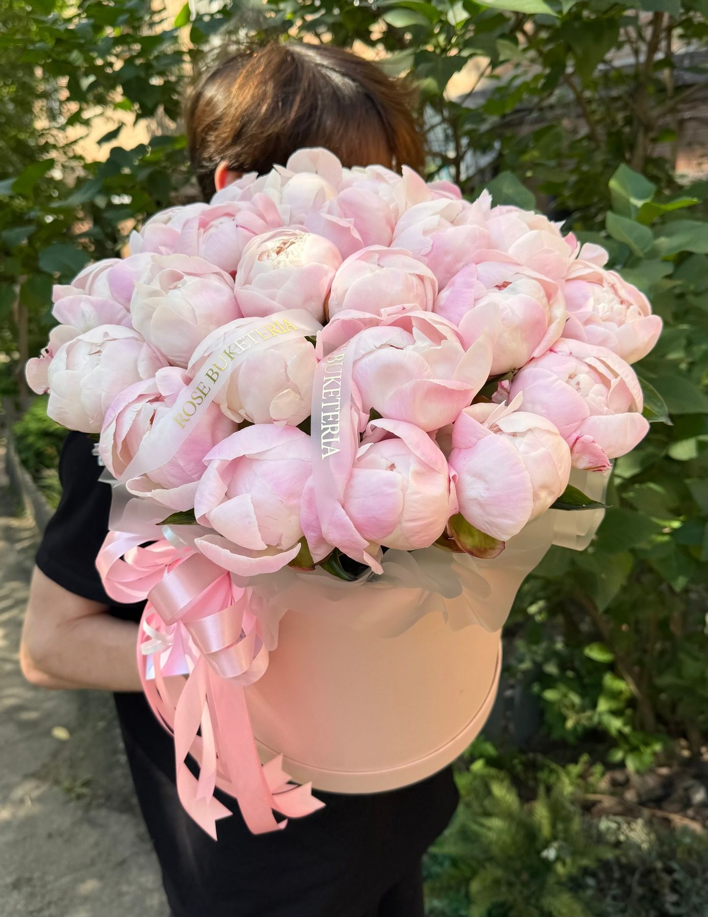 19 Рожевих півоній в коробці М  (Gardenia)