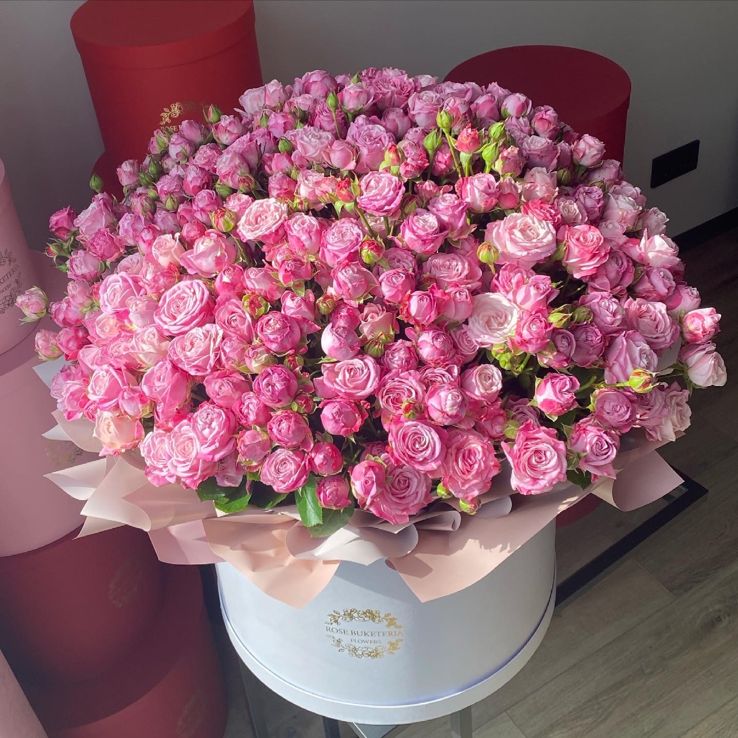 101 Гілка кущових троянд в щляпній коробці XL «Леді Бомбастик»
