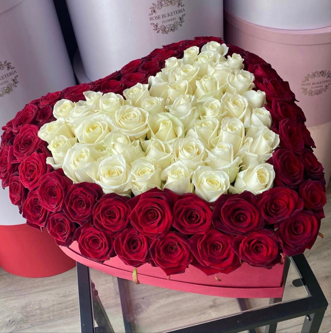 101 Красная, белая роза в шляпной коробке XL "Сердце"