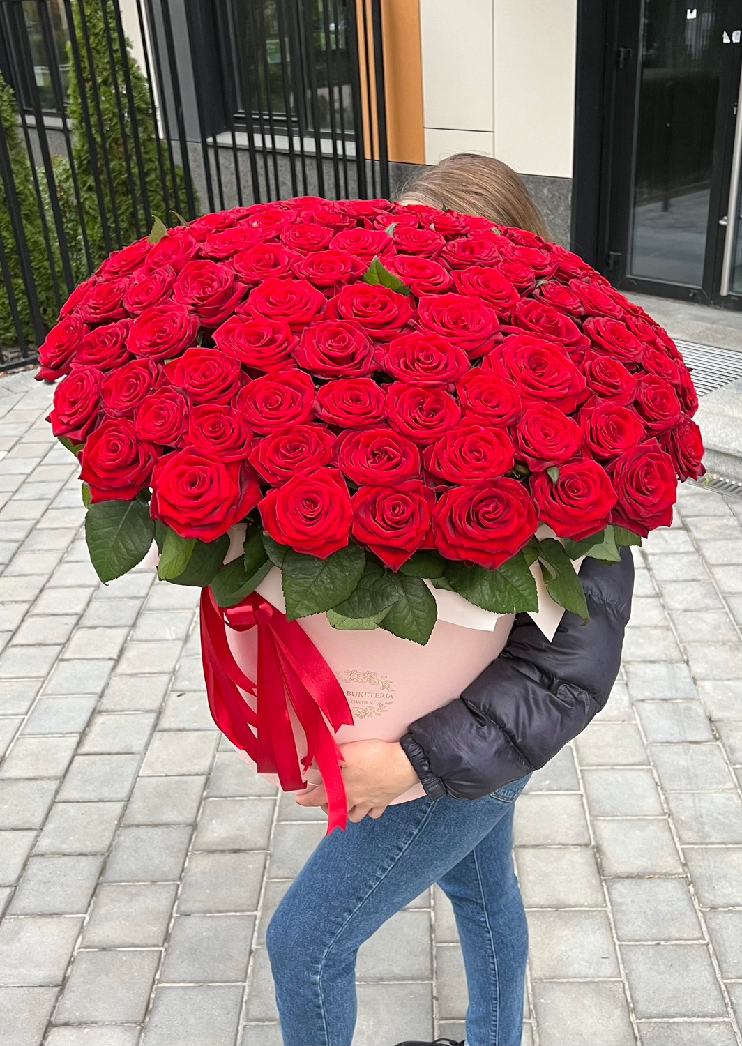 101 Красная роза в шляпной коробке XXL "Невероятный подарок"