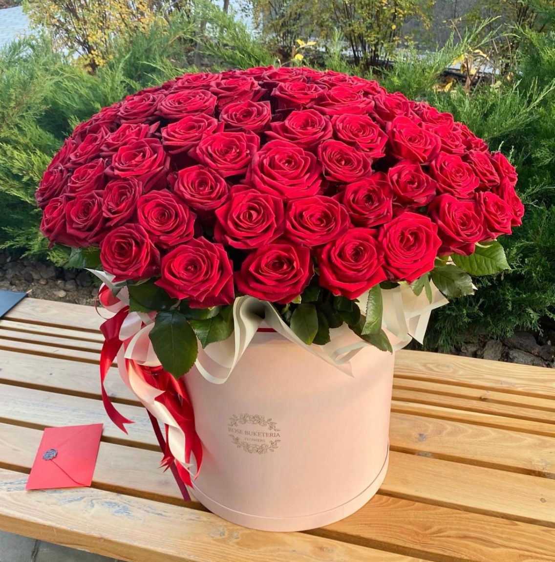 101 Червона троянда в шляпній коробці XXL "Неймовірний подарунок"