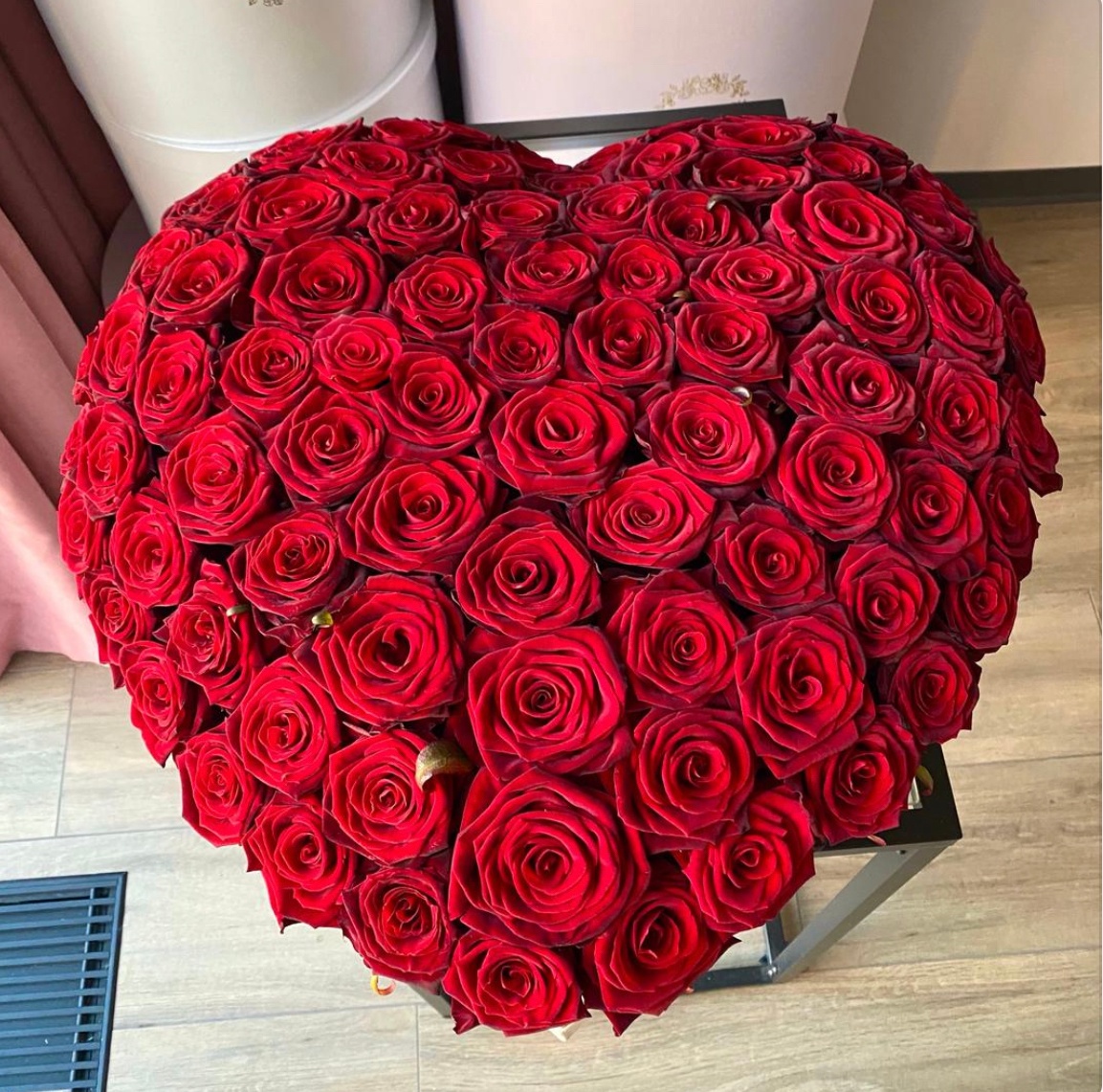 101 Красная роза в шляпной коробке XL "Сердце"