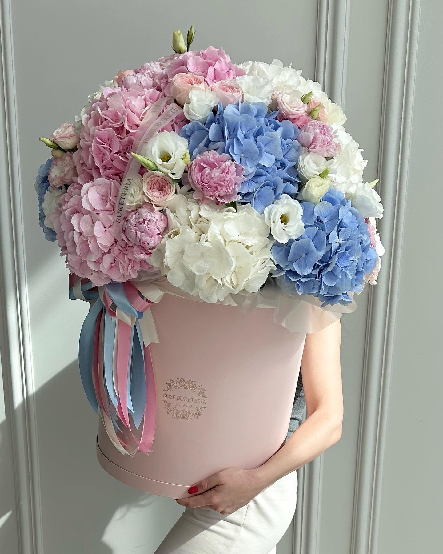 Авторская композиция в шляпной коробке XXL "Любимые цветы"